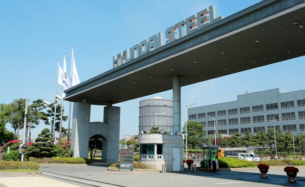 충남 당진 현대제철 공장에서 설비 작업을 하던 협력업체 소속 40대 근로자가 기계에 끼여 숨졌다. /현대제철