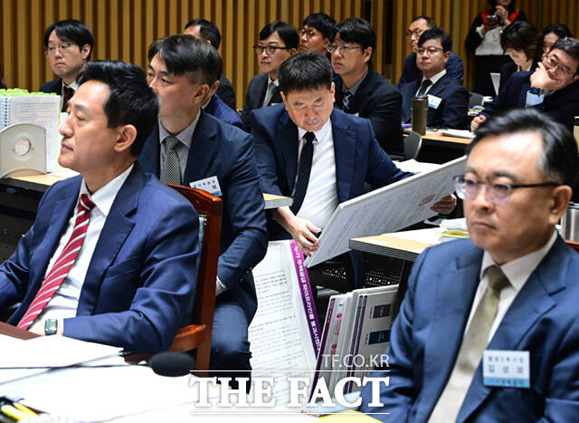 오세훈 서울시장이 19일 오전 서울 중구 서울특별시청에서 열린 국회 국토교통위원회의 국정감사에 참석해 장경태 더불어민주당 의원과 설전을 벌이고 있다.