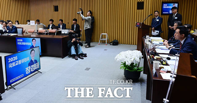 오세훈 서울시장이 19일 오전 서울 중구 서울특별시청에서 열린 국회 국토교통위원회의 국정감사에 참석해 장경태 더불어민주당 의원과 설전을 벌이고 있다.