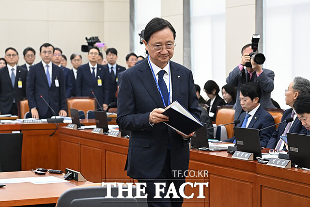 이찬진 금융감독원장이 증인 선서를 하고 있다.