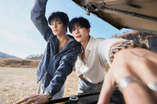 SM엔터테인먼트는 NCT JNJM(사진)의 컨버스 운동화 앨범에 대해