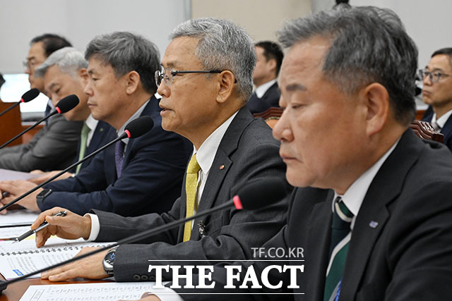 김동철 한국전력공사 사장이 19일 오후 서울 여의도 국회에서 열린 기후에너지환경노동위원회의 온실가스종합정보센터 등에 대한 국정감사에 출석해 의원 질의에 답변하고 있다. /국회=서예원 기자