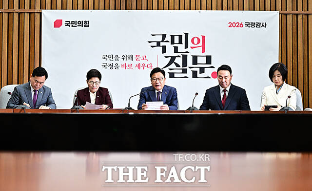 국민의힘은 조 대법원장의 탄핵을 고리로 장외투쟁 등 여론 결집에 나설 가능성도 있다. 사진은 정점식 국민의힘 원내대표(가운데)가 지난 6일 오전 서울 여의도 국회에서 열린 국정감사대책회의에 참석해 모두발언을 하는 모습. /배정한 기자