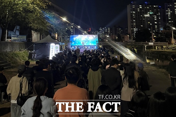 지난 17일 대동천 일원에서 열린 '2026 달빛 음악공감' 행사 모습. /대전문화재단
