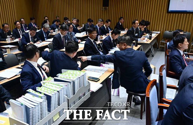 오세훈 서울시장이 19일 오전 서울 중구 서울특별시청에서 열린 국회 국토교통위원회의 국정감사에 참석해 장경태 더불어민주당 의원과 설전을 벌이고 있다.