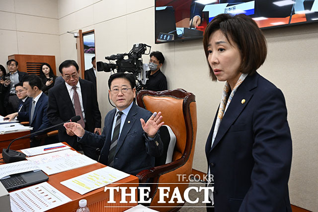 나경원 국민의힘 의원(오른쪽)이 항의를 하고 있다.