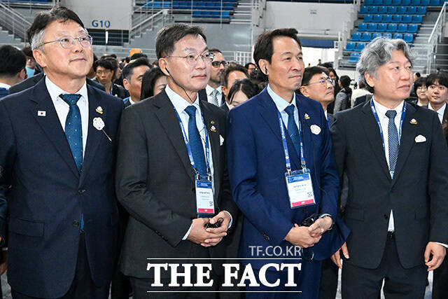 정의경 국토교통부 제2차관과 김중남 강릉시장, 우상호 강원도지사, 유정훈 2026 강릉 ITS 세계총회 조직위원장(왼쪽 두 번째부터)이 미래형 자동차를 살펴보고 있다.