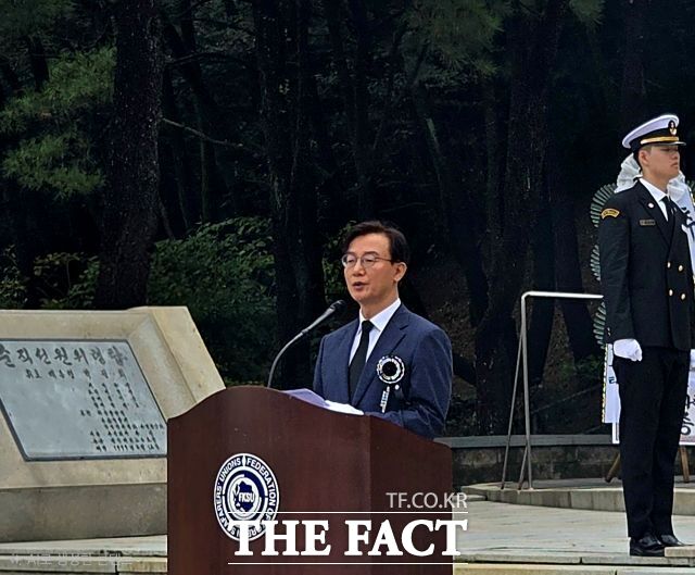 19일 오전 부산시 영도구 순직선원위령탑에서 제48회 순직 선원 위패봉안 및 합동위령제가 거행된 가운데 전재수 부산시장이 추도사를 하고 있다. /손연우 기자