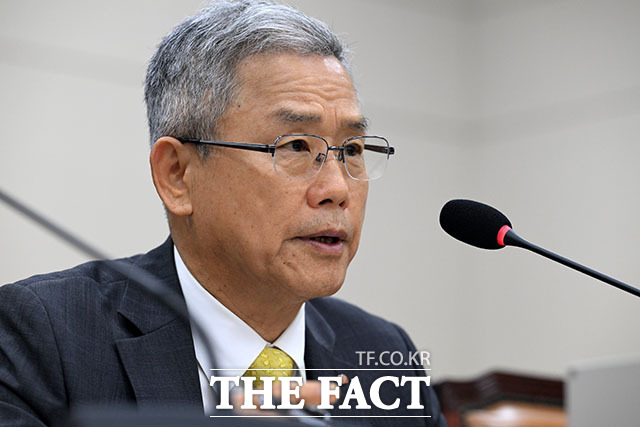 김동철 한국전력공사 사장이 19일 오후 서울 여의도 국회에서 열린 기후에너지환경노동위원회의 온실가스종합정보센터 등에 대한 국정감사에 출석해 의원 질의에 답변하고 있다. /국회=서예원 기자