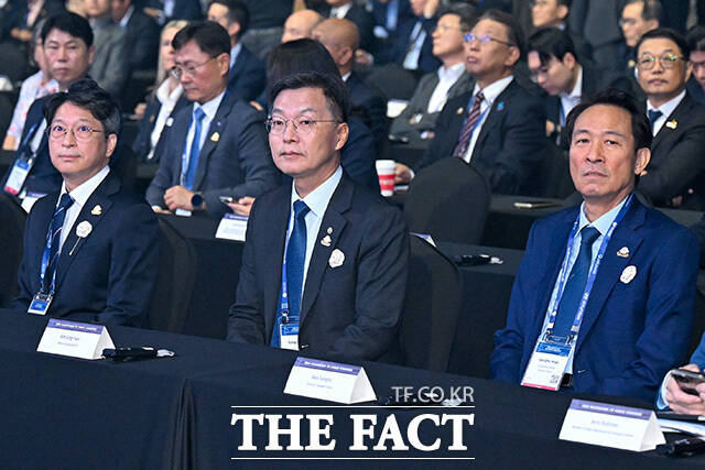 우상호 강원도지사와 김중남 강릉시장, 홍지선 국토교통부 장관, 김우영 더불어민주당 의원, 유정훈 2026 강릉 ITS 세계총회 조직위원장(앞줄 왼쪽부터) 등이 기념사진을 촬영하고 있다.