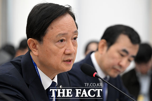 이찬진 금융감독원장이 증인 선서를 하고 있다.