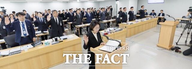 국정감사장에서 선서하는 추미애 경기도지사 /경기도