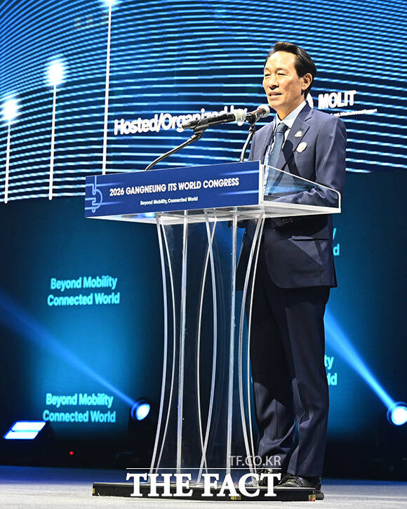 우상호 강원도지사와 김중남 강릉시장, 홍지선 국토교통부 장관, 김우영 더불어민주당 의원, 유정훈 2026 강릉 ITS 세계총회 조직위원장(앞줄 왼쪽부터) 등이 기념사진을 촬영하고 있다.