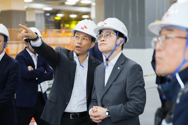19일 경기도 용인 일반산업단지 내 SK하이닉스 용인 클러스터에서 곽노정 SK하이닉스 대표이사 사장(왼쪽)이 김정관 산업통상부 장관에게 용인 클러스터 내 '트리니티 팹' 구축 현황에 대해 설명하고 있다. /SK하이닉스