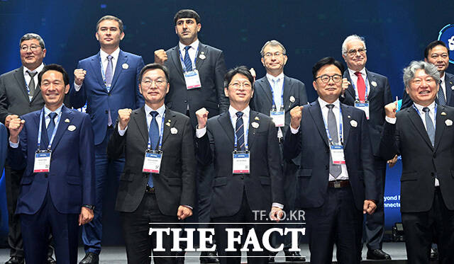 우상호 강원도지사와 김중남 강릉시장, 홍지선 국토교통부 장관, 김우영 더불어민주당 의원, 유정훈 2026 강릉 ITS 세계총회 조직위원장(앞줄 왼쪽부터) 등이 기념사진을 촬영하고 있다.