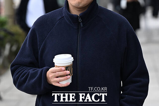 아침 최저기온이 7도 까지 내려가며 전국적으로 쌀쌀한 아침 기온을 보인 19일 오전 서울 영등포구 여의도환승센터 일대의 직장인들이 낙엽이 쌓인 출근길로 걸음을 옮기고 있다. /김성렬 기자