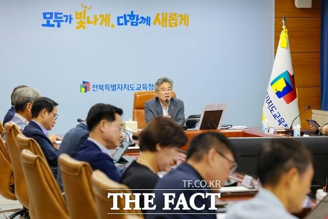 19일 전북도교육청에서 천호성 교육감이 주간 정책회의를 주재하고 있다. /전북도교육청