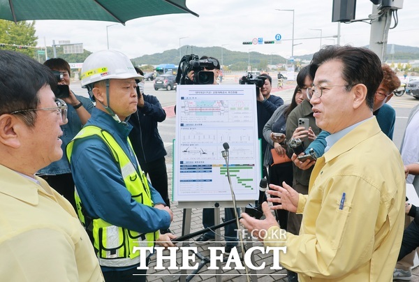 허태정 대전시장이 19일 대덕대교 개축 공사로 인한 교통 통제에 앞서 현장을 방문해 교통대책을 점검하고 있다. /대전시