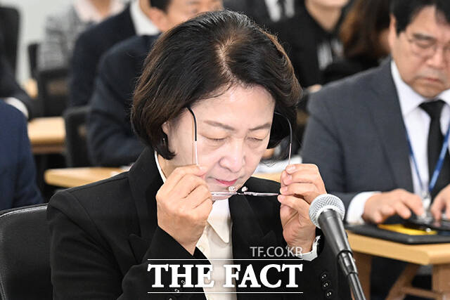 고개 숙여 인사하는 추 지사.