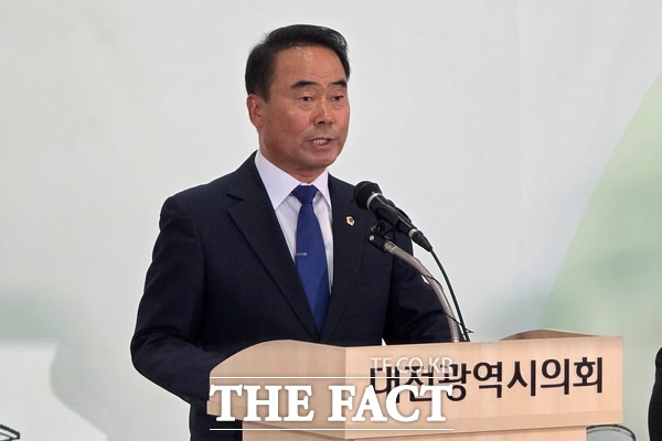 조성칠 대전시의회의장이 19일 대전시의회 로비에서 제10대 의회 개원 100일 기념 기자회견을 갖고 지난 100일간의 성과에 대해 발표하고 있다. /정예준 기자