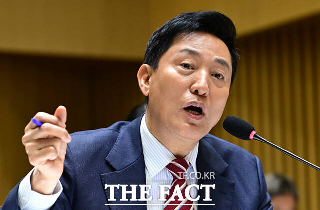 오세훈 서울시장이 19일 오전 서울 중구 서울특별시청에서 열린 국회 국토교통위원회의 국정감사에 참석해 의원 질의에 답하고 있다. /이새롬 기자