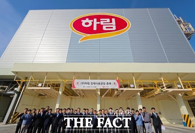 16일 김제시 하림 김제사료공장에서 열린 '김제사료공장 증축 준공식'에서 정호석 하림 대표이사(앞줄 가운데)와 이광택 하림 사육농가협의회 회장을 비롯한 임직원 및 공사 관계자들이 증축 완공을 축하하며 기념 촬영을 하고 있다. /하림