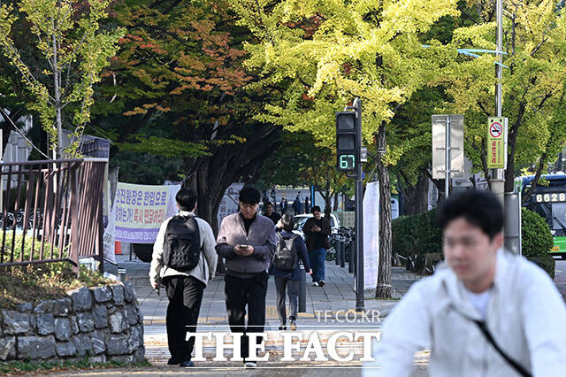 아침 최저기온이 7도 까지 내려가며 전국적으로 쌀쌀한 아침 기온을 보인 19일 오전 서울 영등포구 여의도환승센터 일대의 직장인들이 낙엽이 쌓인 출근길로 걸음을 옮기고 있다. /김성렬 기자