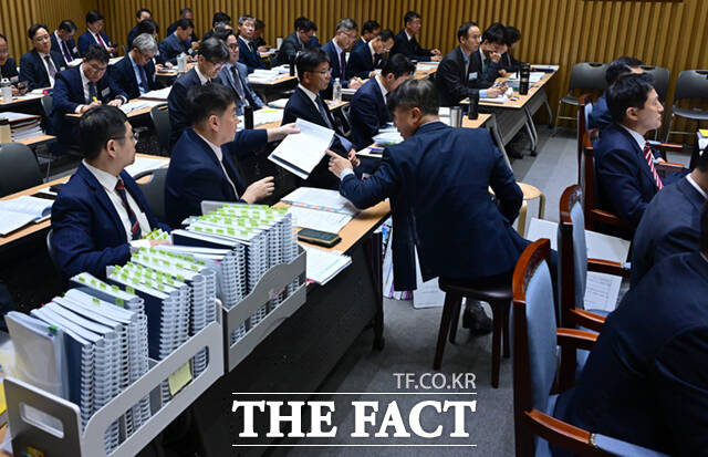 오세훈 서울시장이 19일 오전 서울 중구 서울특별시청에서 열린 국회 국토교통위원회의 국정감사에 참석해 장경태 더불어민주당 의원과 설전을 벌이고 있다.