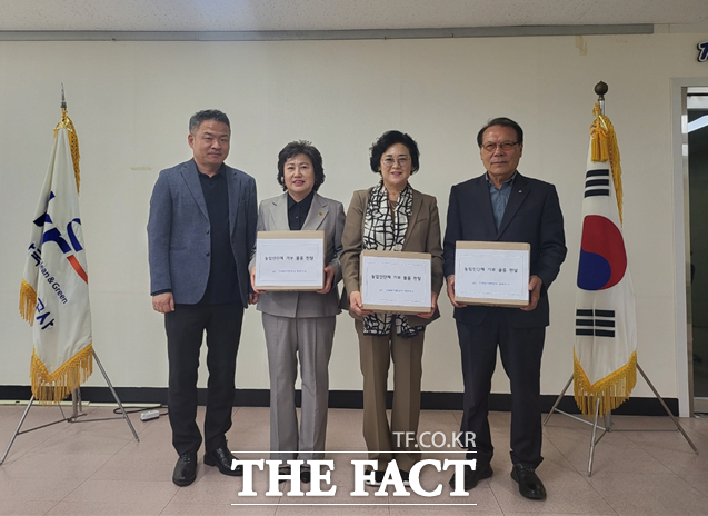 농어촌공사 광주지사가 농업인들에게 온열질환 대비 물품을 전달하고 있다. /농어촌공사 광주지사
