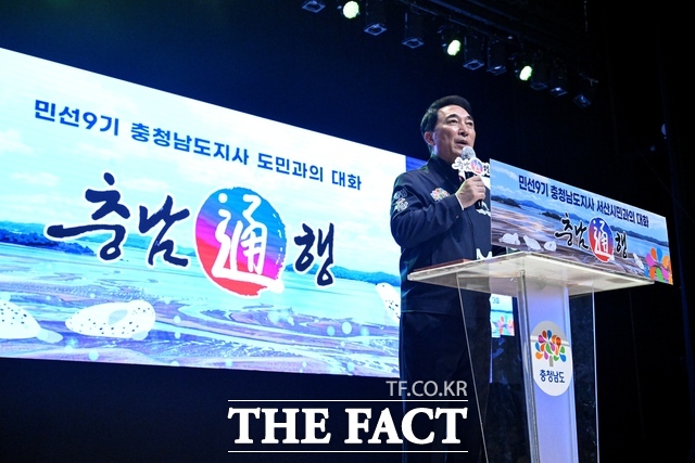박수현 충남도지사가 19일 충남통(通)행 열 번째 일정으로 서산시를 찾아 시민들과 대화를 통해 소통하고 있다. /충남도