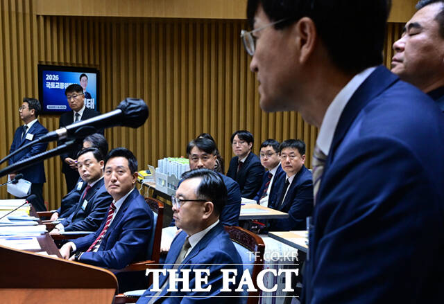 오세훈 서울시장이 19일 오전 서울 중구 서울특별시청에서 열린 국회 국토교통위원회의 국정감사에 참석해 장경태 더불어민주당 의원과 설전을 벌이고 있다.