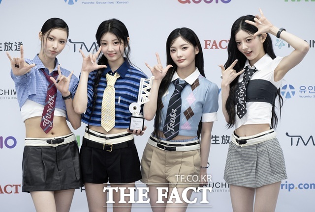 그룹 아일릿이 9월 19일 부산아시아드주경기장에서 열린 '2026 더팩트 뮤직 어워즈(2026 THE FACT MUSIC AWARDS, TMA)'에서 '올해의 아티스트'를 수상했다. 사진은 아일릿 윤아 원희 이로하 민주(왼쪽부터)가 수상 인터뷰에 앞서 포즈를 취하고 있는 모습이다./박상민 기자