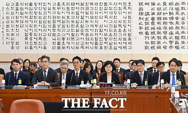 성상헌 서울남부지방공소청장과 박철우 서울중앙지방공소청장, 정용환 서울광역공소청장 직무대리, 장혜영 수원광역공소청장 직무대리, 김봉현 수원지방공소청장, 서정민 서울동부지방공소청장(앞줄 왼쪽부터)이 19일 오전 서울 여의도 국회 법제사법위원회에서 열린 서울광역공소청(옛 서울고검) 등에 대한 국정감사에서 의원 질의를 듣고 있다./남용희 기자