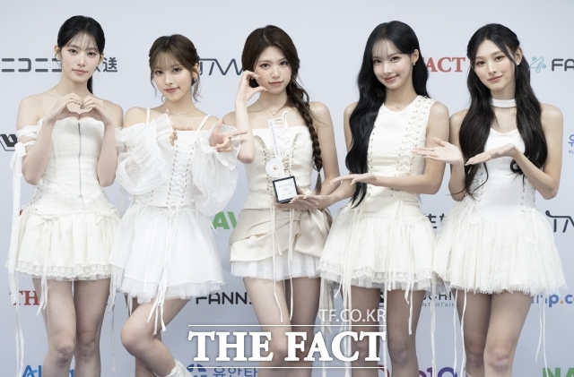 그룹 리센느가 지난 19일 부산 연제구 부산아시아드주경기장에서 열린 '2026 더팩트 뮤직 어워즈(2026 THE FACT MUSIC AWARDS)'에서 '올해의 아티스트'와 '투데이스 초이스'를 수상했다. 사진은 리브 메이 제나 원이 미나미(왼쪽부터)가 수상 후 <더팩트>와 인터뷰를 진행하기 위해 만난 모습. /박상민 기자