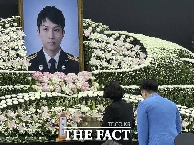 추미애 경기도지사가 19일 오전 부천체육관에서 열린 고(故) 김진석 소방위 영결식에서 고인의 영정 앞에 헌화·분향한 뒤 묵념하고 있다. /정일형·김선우 기자