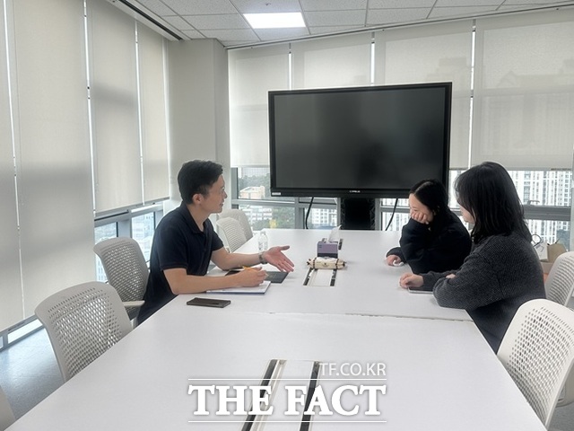 경기도교육청 관계자가 지방공무원을 대상으로 인사 고충 상담을 진행하고 있다. /경기도교육청