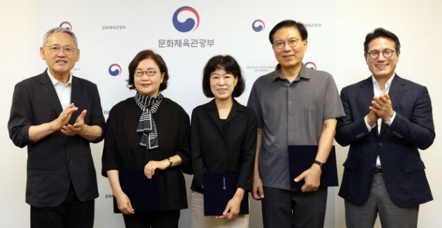 한국문화예술위원회 무용 분야 심의위원 절반이 성기숙 비상임위원의 추천 인사로 구성된 것으로 나타났다. 사진은 지난 2024년 7월 31일 유인촌 당시 문화체육관광부 장관이 국립현대미술관 서울관에서 성기숙 위원(왼쪽에서 두 번째) 등 한국문화예술위원회 신임 위원들에게 위촉장을 수여한 뒤 기념촬영을 하는 모습. /문화체육관광부