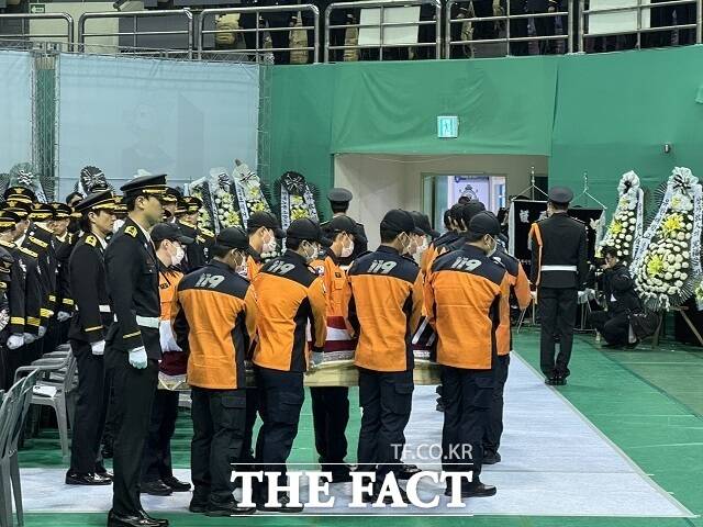 동료 소방관들이 19일 오전 부천체육관에서 고(故) 김진석 소방위의 운구 행렬을 뒤따르며 마지막 길을 배웅하고 있다. /정일형·김선우 기자