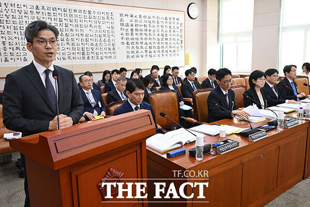 선서하는 정용환 서울광역공소청장 직무대리와 참석자들.