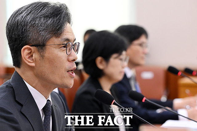 선서하는 정용환 서울광역공소청장 직무대리와 참석자들.