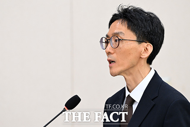 선서하는 정용환 서울광역공소청장 직무대리와 참석자들.