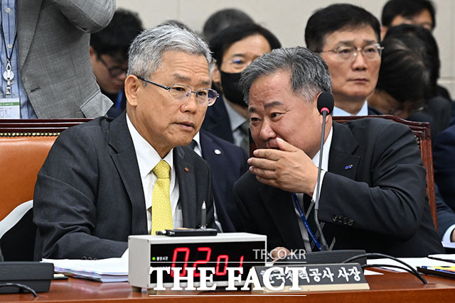 김동철 한국전력공사 사장(왼쪽)이 김성진 한국전력거래소 이사장과 대화를 나누고 있다.
