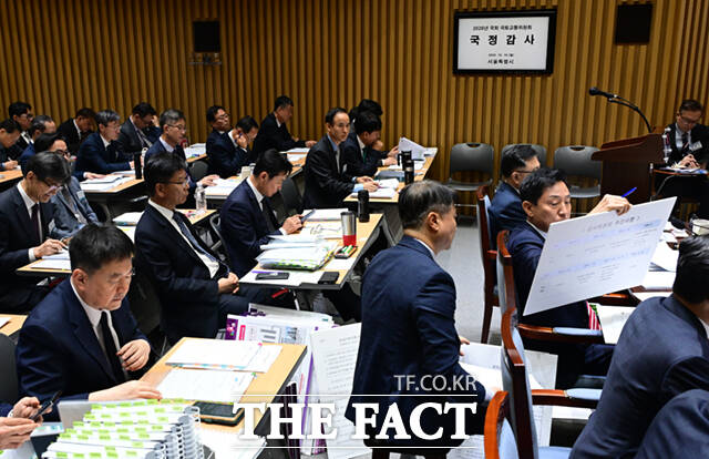 오세훈 서울시장이 19일 오전 서울 중구 서울특별시청에서 열린 국회 국토교통위원회의 국정감사에 참석해 의원 질의를 들으며 자료를 살피고 있다. /이새롬 기자