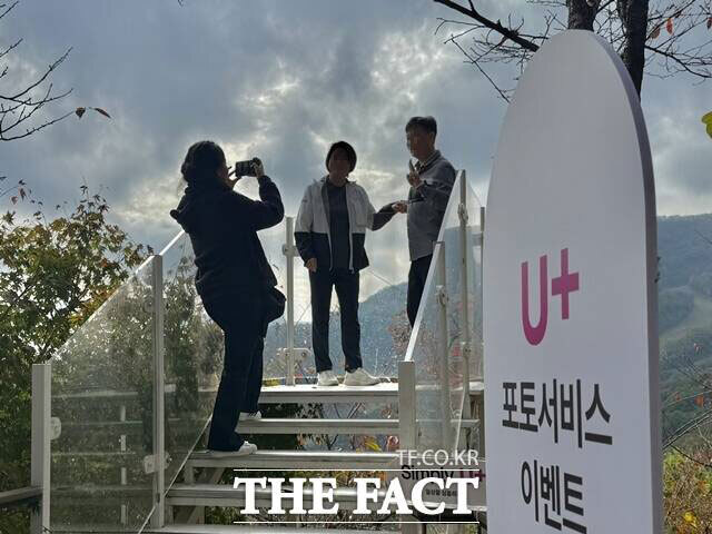 경기 광주시 화담숲에서 열린 LG유플러스 장기고객 초청 행사 참가자들이 단풍을 배경으로 기념사진을 찍고 있다. /경기 광주=이윤경 기자