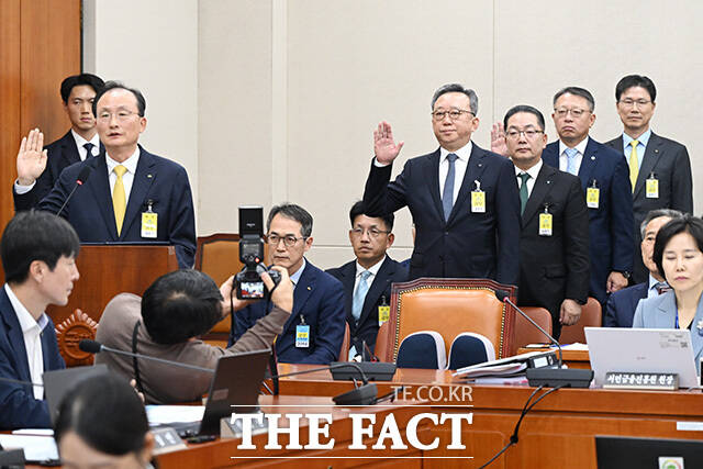 이환주 KB국민은행장과 정상혁 신한은행장, 이호성 하나은행장, 정진완 우리은행장, 강태영 NH농협은행장(왼쪽부터)이 19일 오후 서울 여의도 국회에서 열린 정무위원회의 금융감독원 등에 대한 국정감사에 증인으로 출석해 선서를 하고 있다. /국회=남용희 기자