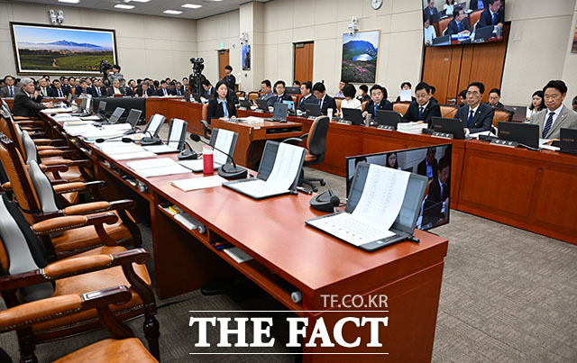 텅 빈 국민의힘 의원석.
