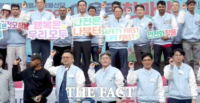 전남광주통합특별시는 영암 대불종합체육공원에서 18일 열린 ‘제3회 대불산단 조선업 내외국인 어울림 한마당’에서 내·외국인 근로자와 기업인 등 1500여 명이 함께 어울리며 화합을 다지고 산업안전 실천을 다짐했다. / 전남광주시