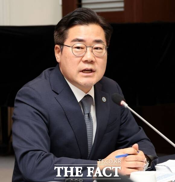 박찬대 대한민국시도지사협의회장이 19일 오전 서울 중구 한국프레스센터에서 열린 대한민국시도지사협의회장 기자간담회에서 취재진 질문에 답변하고 있다. /뉴시스