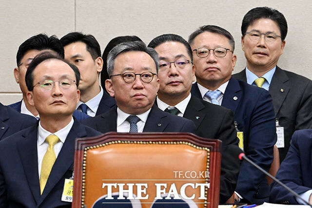 4년 만에 국정감사 출석해 나란히 앉은 5대 은행장들.