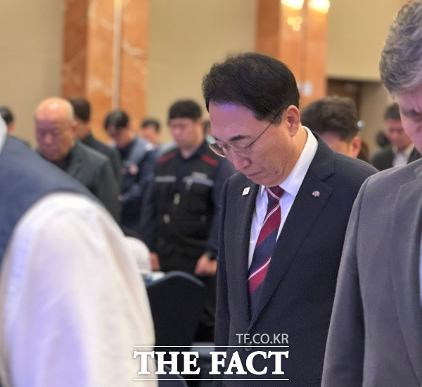 박수현 충남지사가 19일 충남 예산군 스플라스 리솜에서 열린 중대산업재해 예방 및 안전 일터 확산 선포식에서 산업재해 희생자들을 추모하며 묵념하고 있다. /오희룡 기자